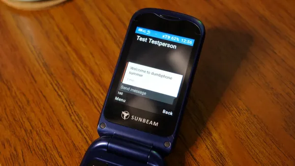 A dumbphone with a message from "Test Testperson" reading "Welcome to dumbphone summer"